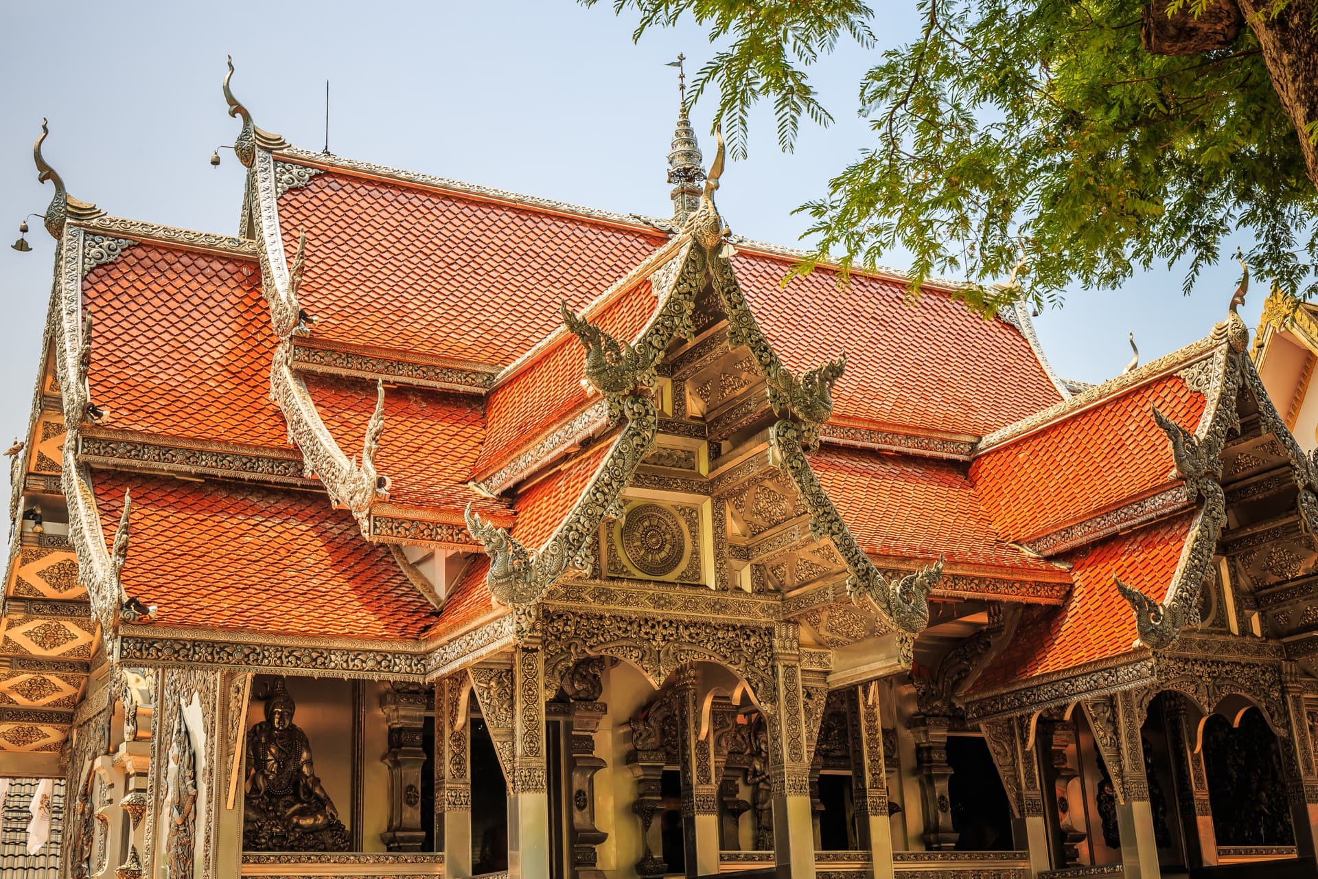 Le Wat Sri Suphan (Silver Temple)